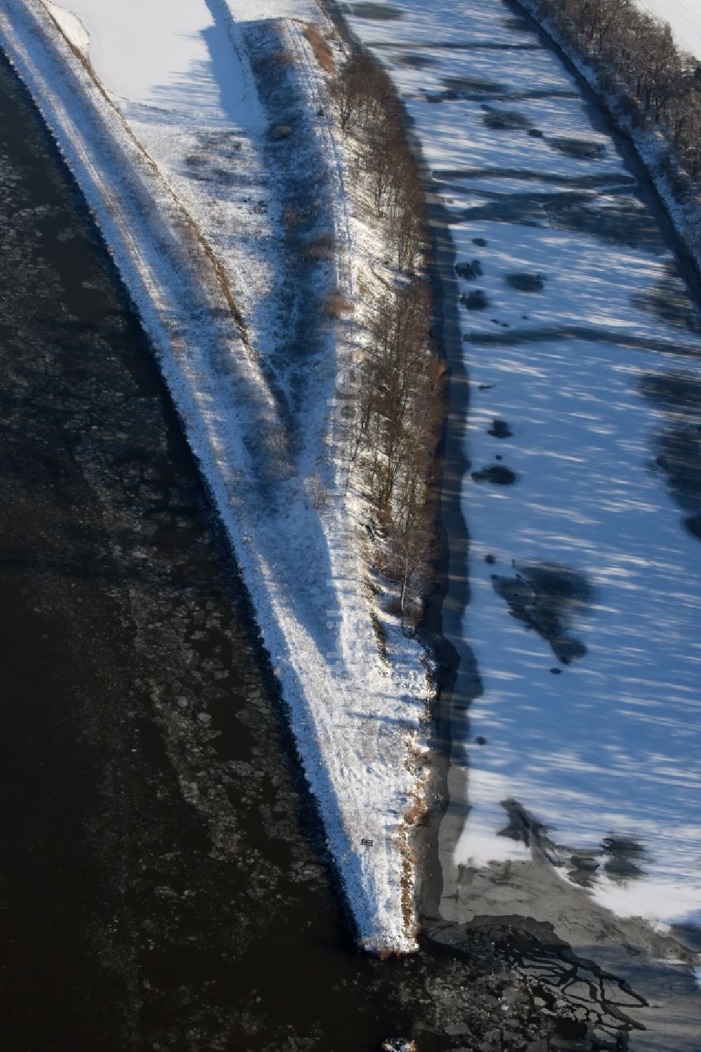 Luftaufnahme Nielebock - Winterlich mit Schnee und Eis bedeckten Flußverlauf des Elbe-Havel-Kanal am Altarm bei Seedorf im Bundesland Sachsen-Anhalt