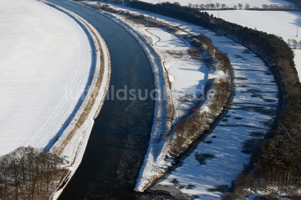 Nielebock aus der Vogelperspektive: Winterlich mit Schnee und Eis bedeckten Flußverlauf des Elbe-Havel-Kanal am Altarm bei Seedorf im Bundesland Sachsen-Anhalt