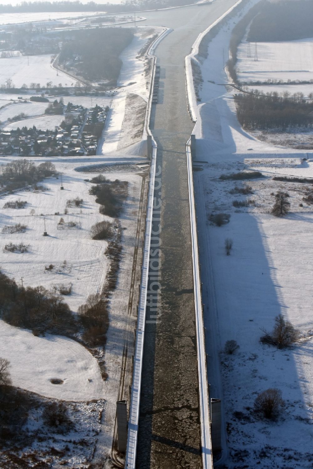Luftbild Hohenwarthe - Winterlich Schnee- und Treibeis bedeckte Trogbrücke vom Mittellandkanal über die Elbe zum Elbe-Havel-Kanal am Wasserstraßenkreuz MD bei Hohenwarthe in Sachsen-Anhalt