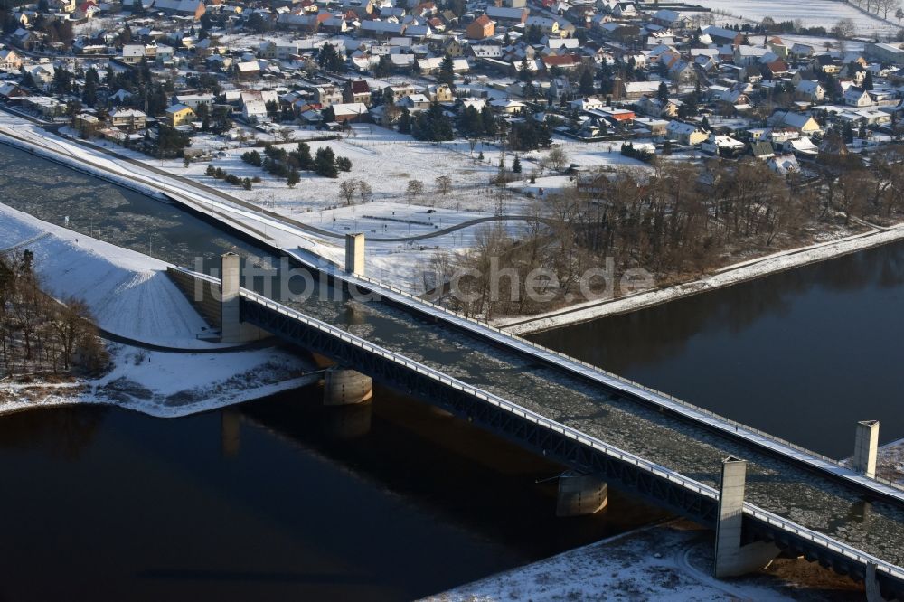 Hohenwarthe aus der Vogelperspektive: Winterlich Schnee- und Treibeis bedeckte Trogbrücke vom Mittellandkanal über die Elbe zum Elbe-Havel-Kanal am Wasserstraßenkreuz MD bei Hohenwarthe in Sachsen-Anhalt