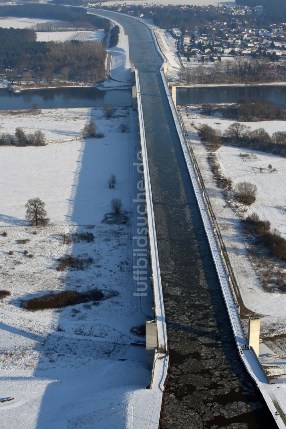 Hohenwarthe von oben - Winterlich Schnee- und Treibeis bedeckte Trogbrücke vom Mittellandkanal über die Elbe zum Elbe-Havel-Kanal am Wasserstraßenkreuz MD bei Hohenwarthe in Sachsen-Anhalt