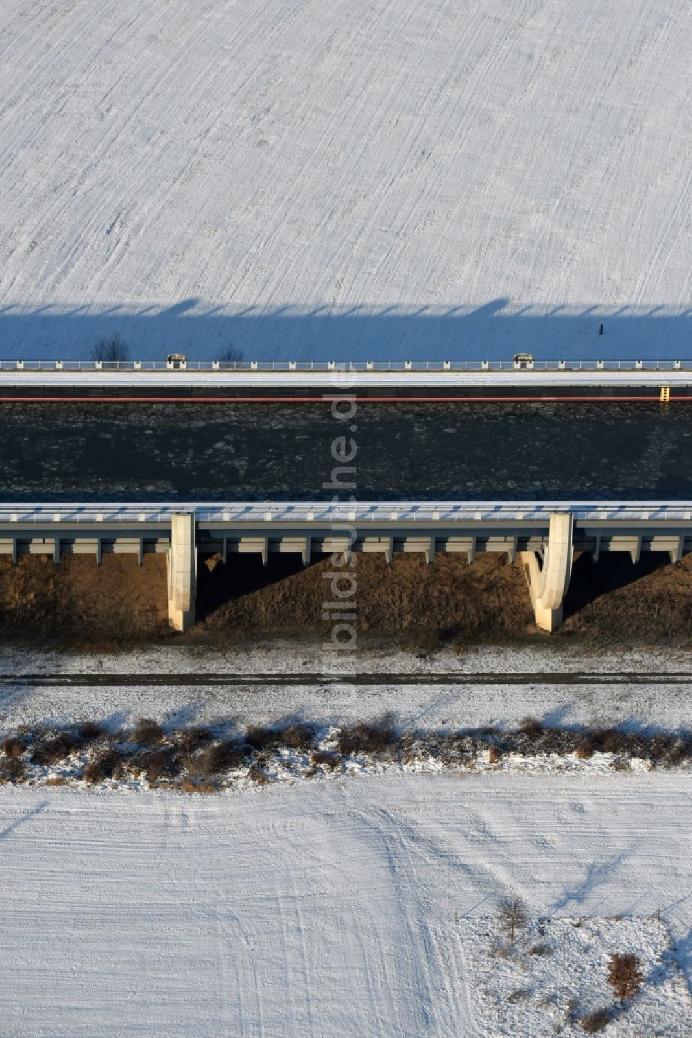 Luftbild Hohenwarthe - Winterlich Schnee- und Treibeis bedeckte Trogbrücke vom Mittellandkanal über die Elbe zum Elbe-Havel-Kanal am Wasserstraßenkreuz MD bei Hohenwarthe in Sachsen-Anhalt