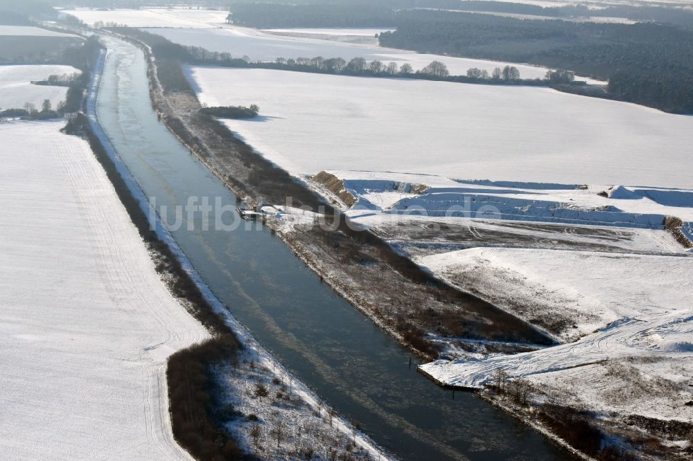 Elbe-Parey von oben - Winterlich schneebedeckte Ablagerungsflächen bei Bergzow am Elbe-Havel-Kanal im Bundesland Sachsen-Anhalt