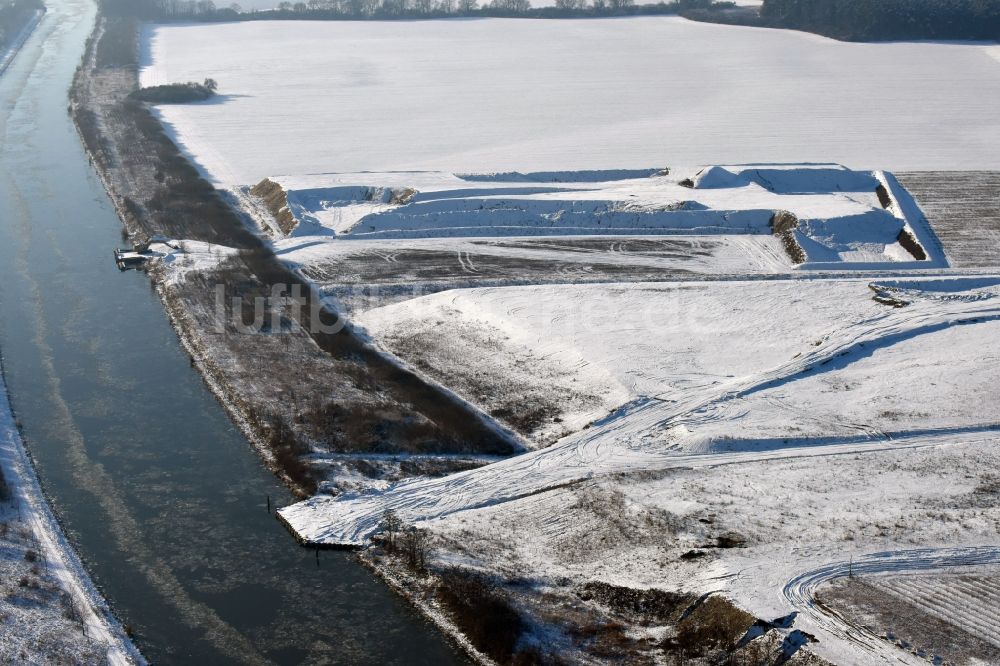 Elbe-Parey aus der Vogelperspektive: Winterlich schneebedeckte Ablagerungsflächen bei Bergzow am Elbe-Havel-Kanal im Bundesland Sachsen-Anhalt