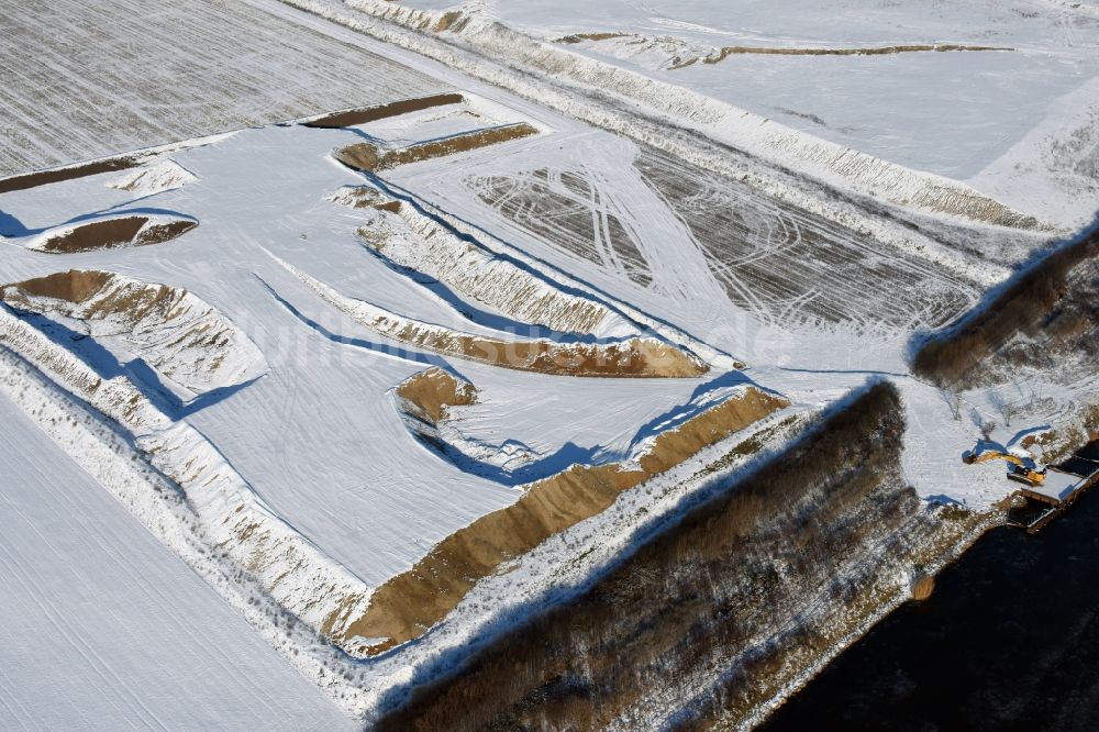 Luftaufnahme Elbe-Parey - Winterlich schneebedeckte Ablagerungsflächen bei Bergzow am Elbe-Havel-Kanal im Bundesland Sachsen-Anhalt