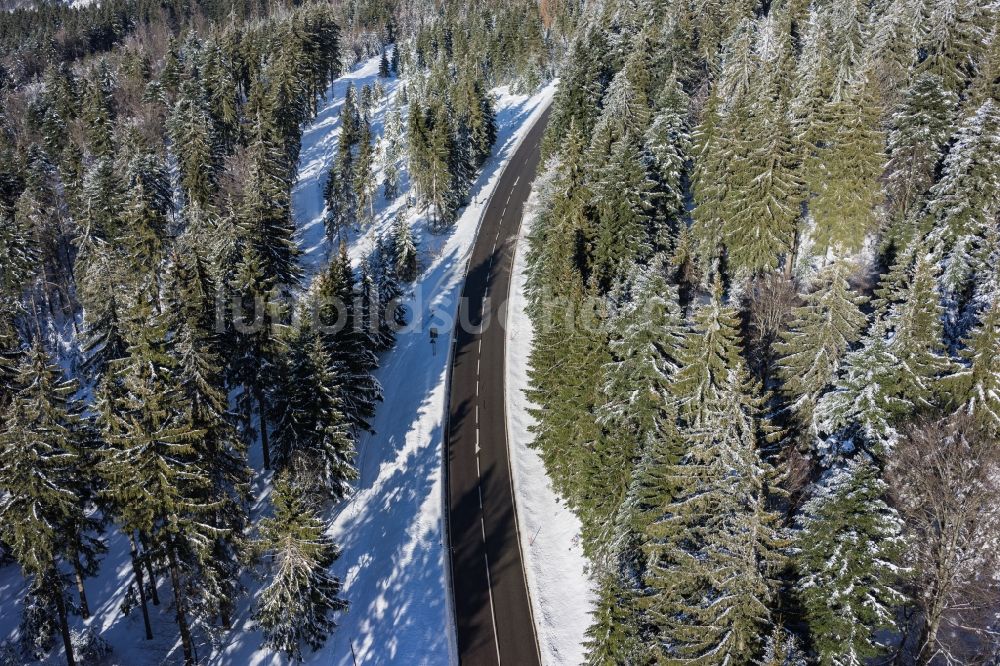 Seebach von oben - Winterlich schneebedeckte Baumspitzen in einem Waldgebiet Hornisgrinde in Seebach im Bundesland Baden-Württemberg