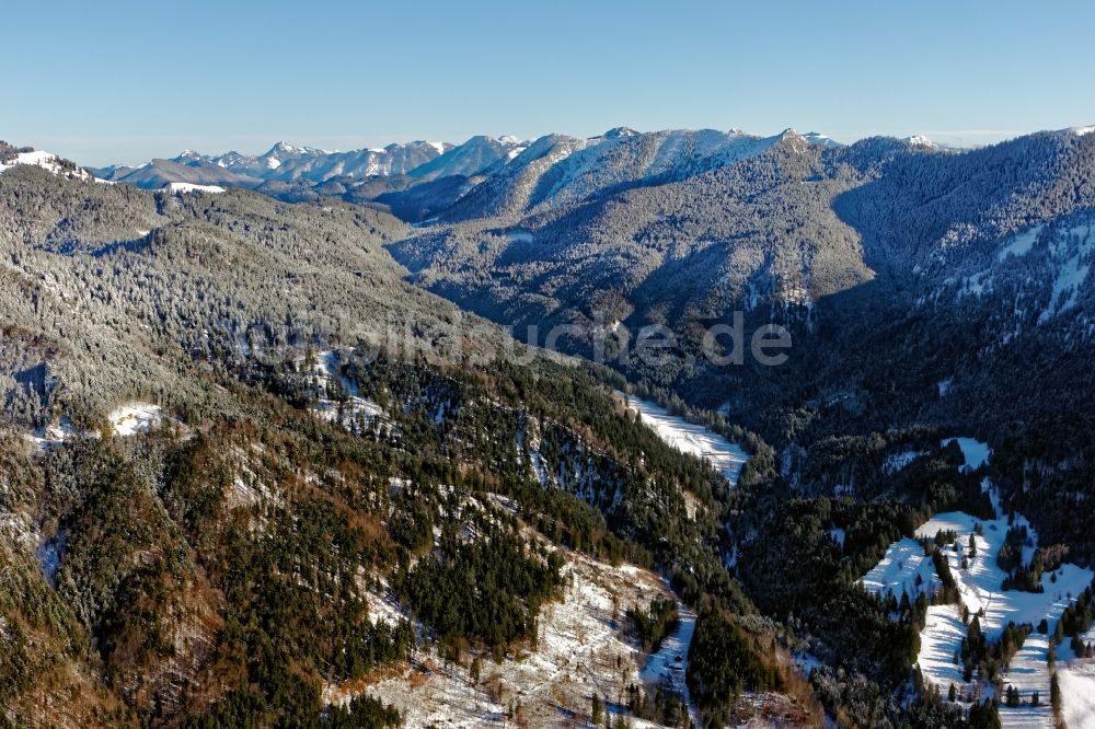 Lenggries aus der Vogelperspektive: Winterlich schneebedeckte Berg- Landschaft im Alpenvorland des Karwendelgebirges bei Lenggries im Isarwinkel im Bundesland Bayern, Deutschland