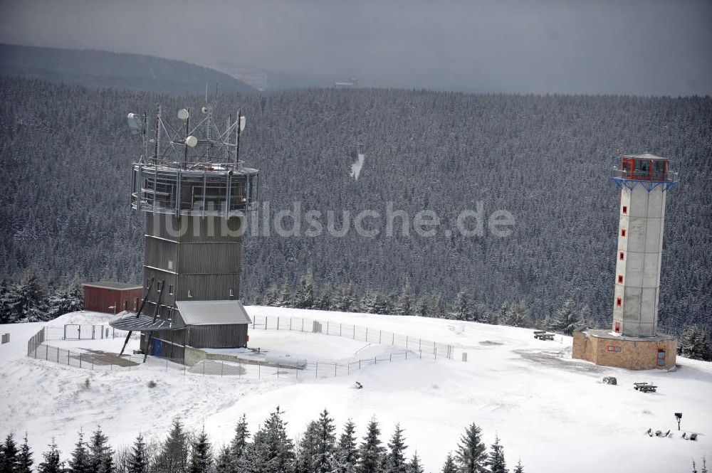 Luftbild Gehlberg - Winterlich schneebedeckte Bergkuppe auf dem Schneekopf, der zweithöchsten Erhebung des Thüringer Waldes