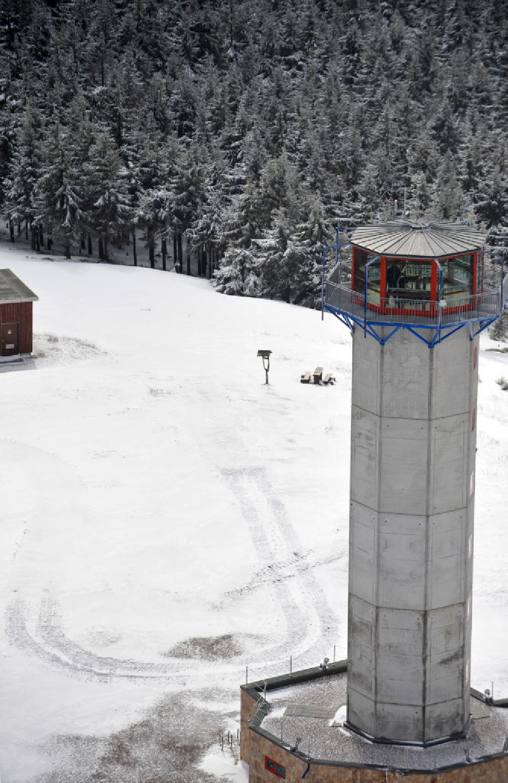 Gehlberg aus der Vogelperspektive: Winterlich schneebedeckte Bergkuppe auf dem Schneekopf, der zweithöchsten Erhebung des Thüringer Waldes