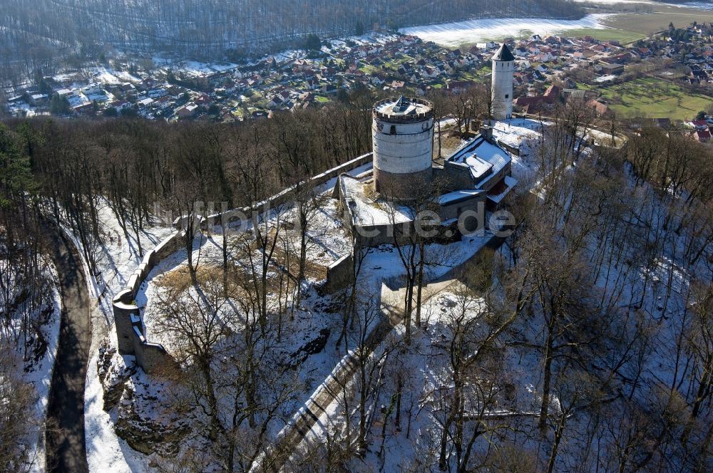 Bovenden von oben - Winterlich schneebedeckte Burg Plesse, auch Plesseburg oder Ruine Plesseburg genannt, in Bovenden im Bundesland Niedersachsen