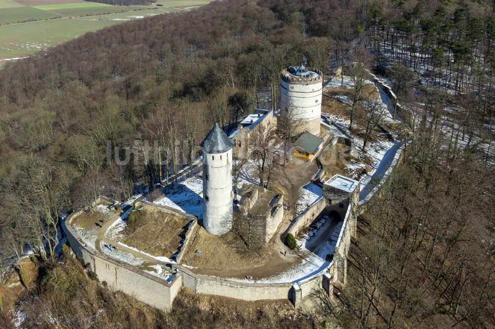 Bovenden aus der Vogelperspektive: Winterlich schneebedeckte Burg Plesse, auch Plesseburg oder Ruine Plesseburg genannt, in Bovenden im Bundesland Niedersachsen