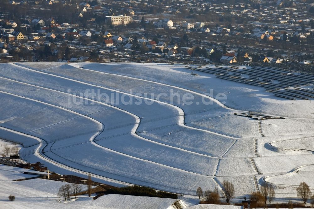 Luftbild Magdeburg - Winterlich schneebedeckte Deponie - Solarpark Magdeburg im Bundesland Sachsen-Anhalt