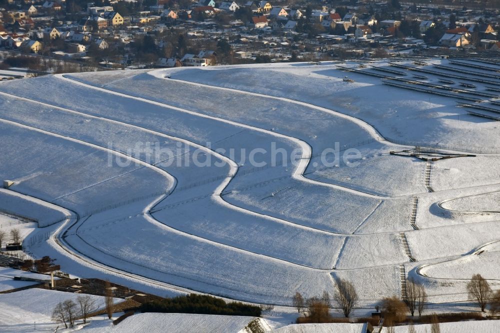 Luftaufnahme Magdeburg - Winterlich schneebedeckte Deponie - Solarpark Magdeburg im Bundesland Sachsen-Anhalt