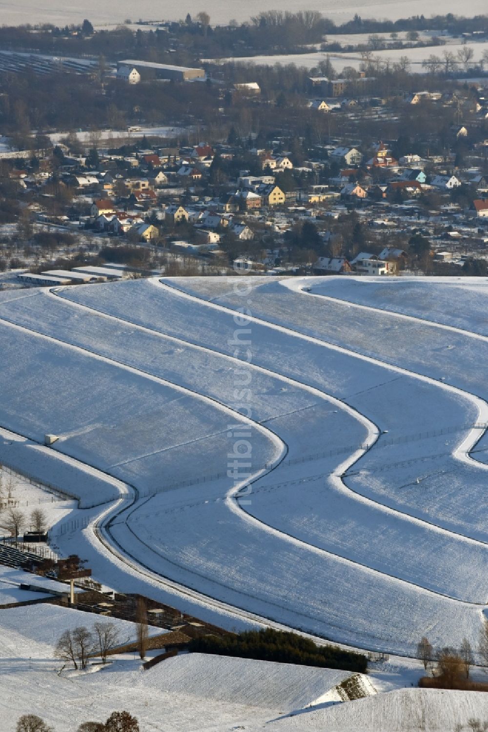 Magdeburg von oben - Winterlich schneebedeckte Deponie - Solarpark Magdeburg im Bundesland Sachsen-Anhalt