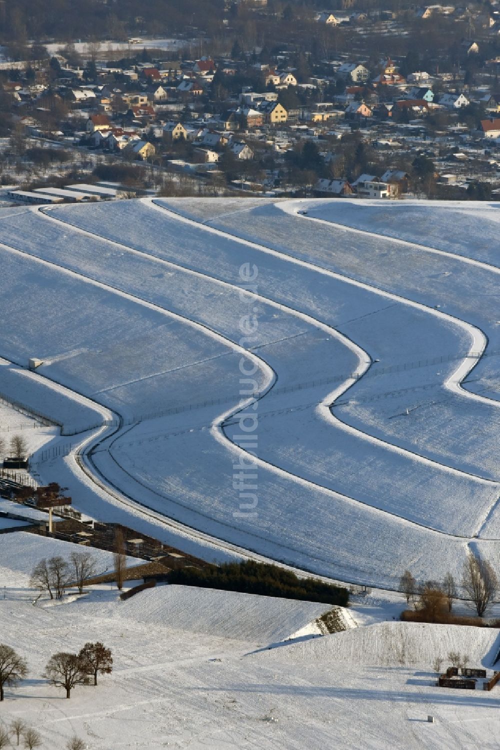 Magdeburg aus der Vogelperspektive: Winterlich schneebedeckte Deponie - Solarpark Magdeburg im Bundesland Sachsen-Anhalt