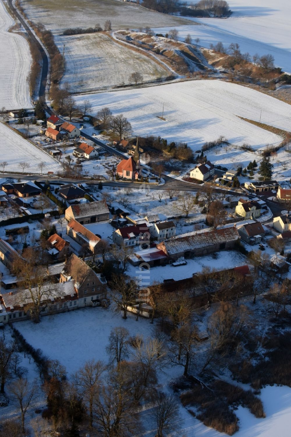 Luftbild Päwesin - Winterlich schneebedeckte Dorf - Ansicht in Bagow im Bundesland Brandenburg
