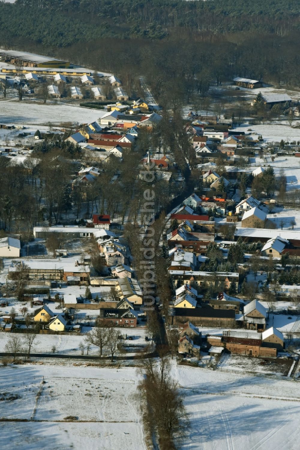 Luftaufnahme Blankenfelde-Mahlow - Winterlich schneebedeckte Dorf - Ansicht in Jühnsdorf im Bundesland Brandenburg