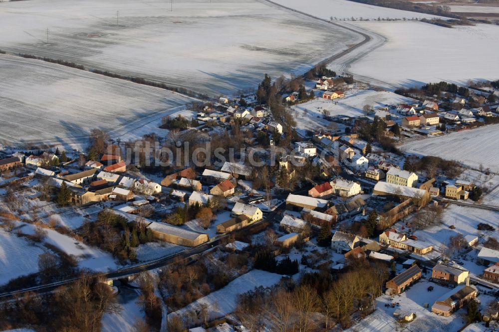 Päwesin aus der Vogelperspektive: Winterlich schneebedeckte Dorf - Ansicht in Päwesin im Bundesland Brandenburg