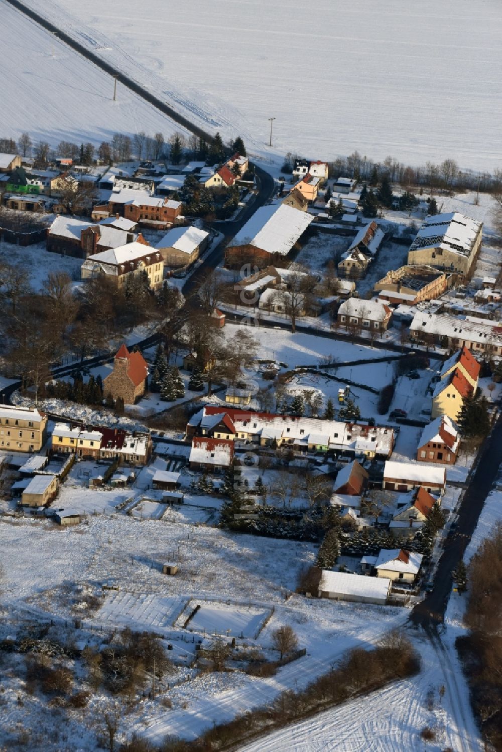 Stresow von oben - Winterlich schneebedeckte Dorf - Ansicht in Stresow im Bundesland Sachsen-Anhalt