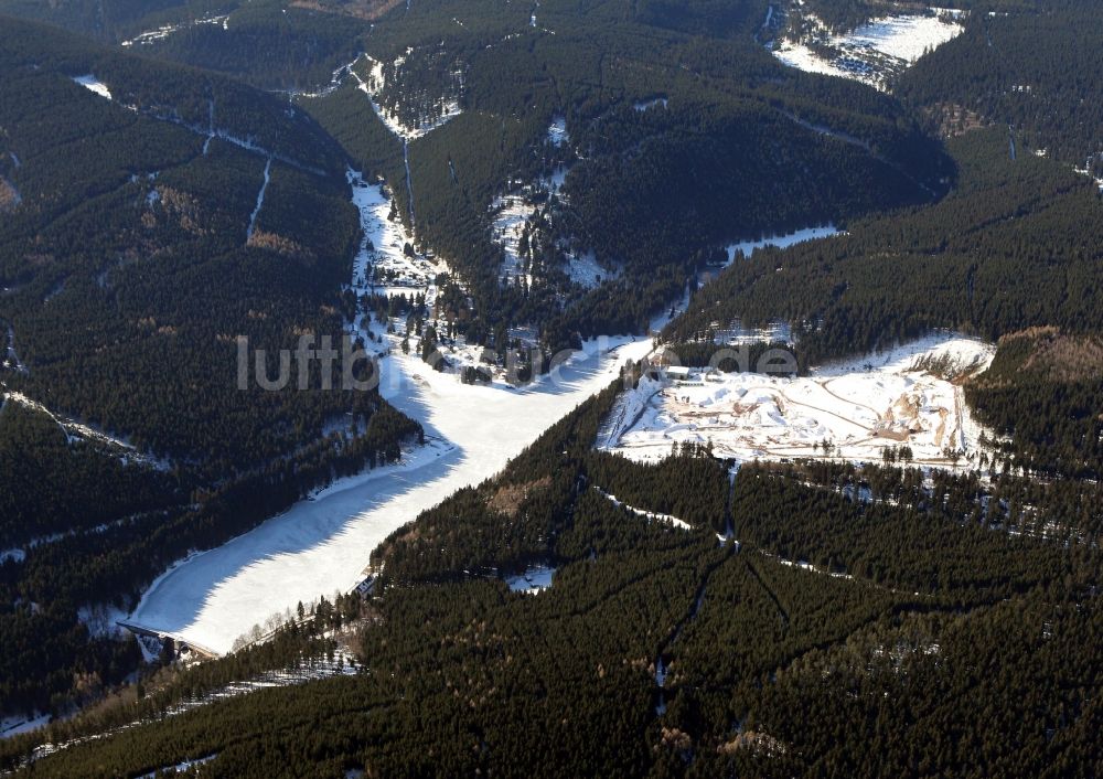 Luftbild Frankenhain - Winterlich schneebedeckte Eisfläche auf dem Stausee der Lötsche- Talsperre in Frankenhain im Bundesland Thüringen