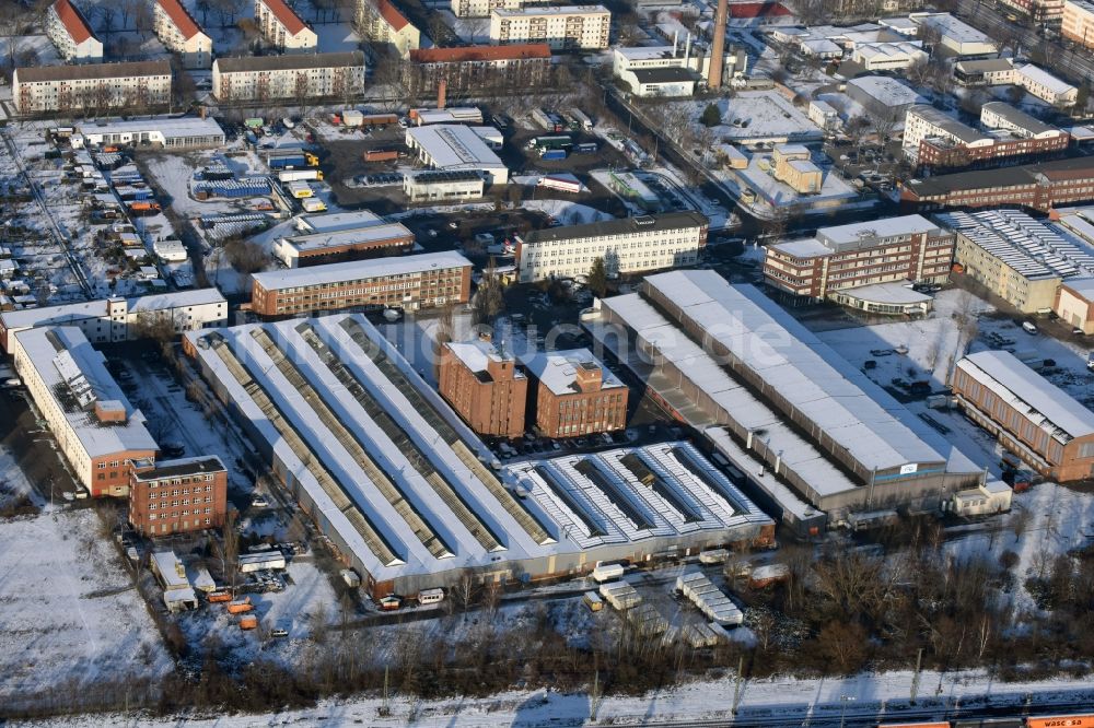 Luftbild Magdeburg - Winterlich schneebedeckte Industriegebiet mit VEW Autodienst im Süden des Stadtteils Stadtfeld West in Magdeburg im Bundesland Sachsen-Anhalt
