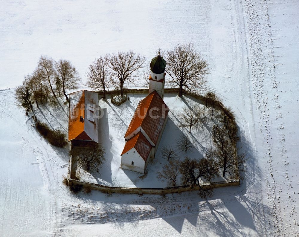 Essenbach aus der Vogelperspektive: Winterlich, schneebedeckte Kirche in Essenbach im Bundesland Bayern