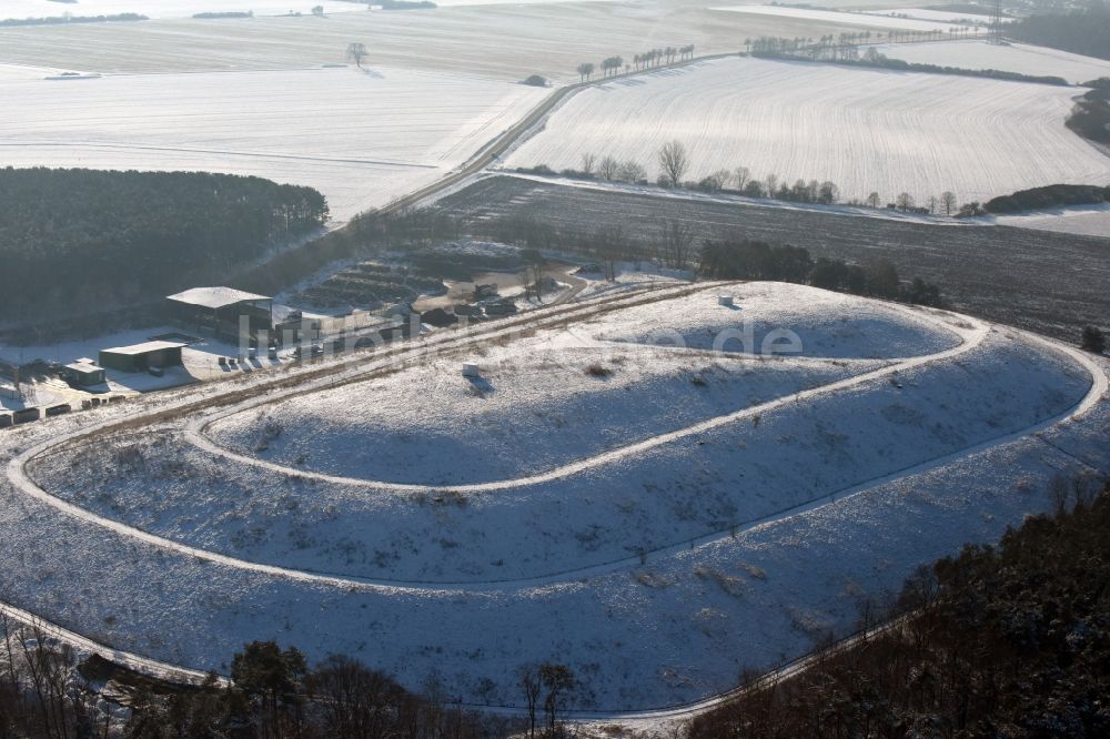 Elbe-Parey aus der Vogelperspektive: Winterlich schneebedeckte Kompostierungsanlage Werderberg in Elbe-Parey im Bundesland Sachsen-Anhalt