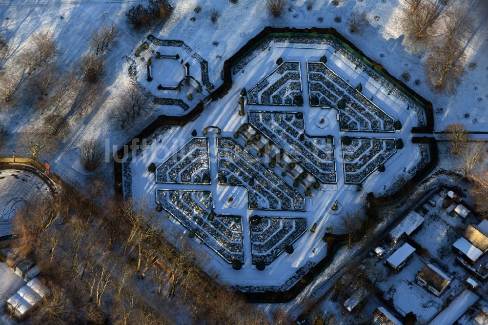 Berlin aus der Vogelperspektive: Winterlich schneebedeckte Labyrinth- Irrgarten- Parkanlage im Erholungspark Britzer Garten in Berlin