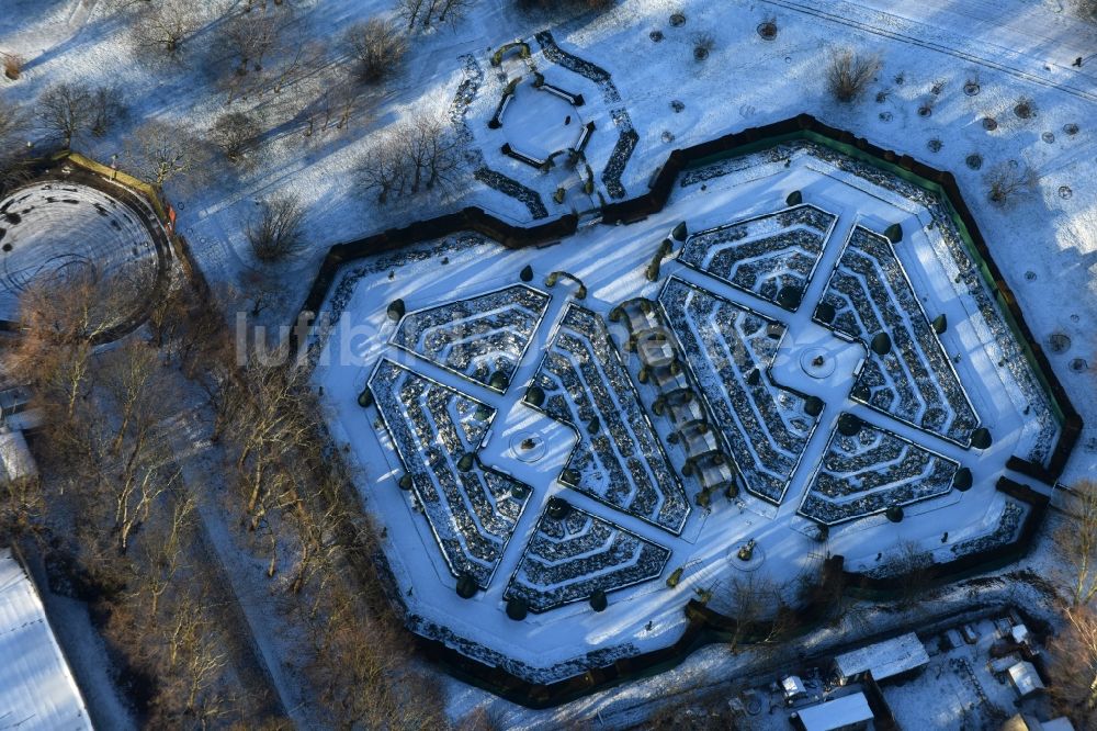 Luftbild Berlin - Winterlich schneebedeckte Labyrinth- Irrgarten- Parkanlage im Erholungspark Britzer Garten in Berlin
