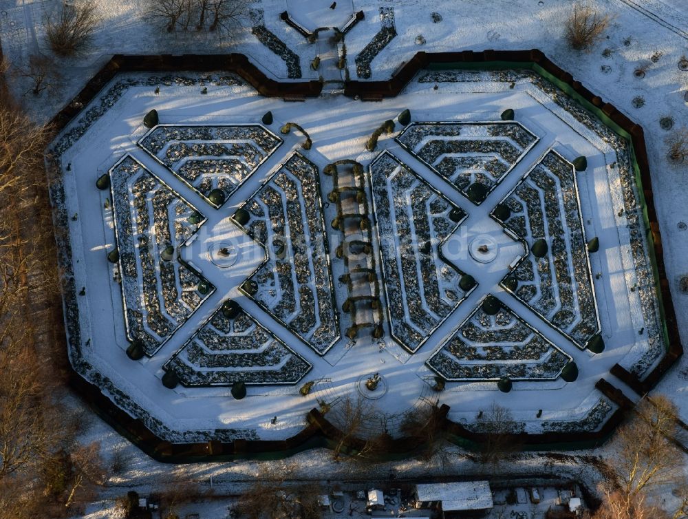Luftaufnahme Berlin - Winterlich schneebedeckte Labyrinth- Irrgarten- Parkanlage im Erholungspark Britzer Garten in Berlin