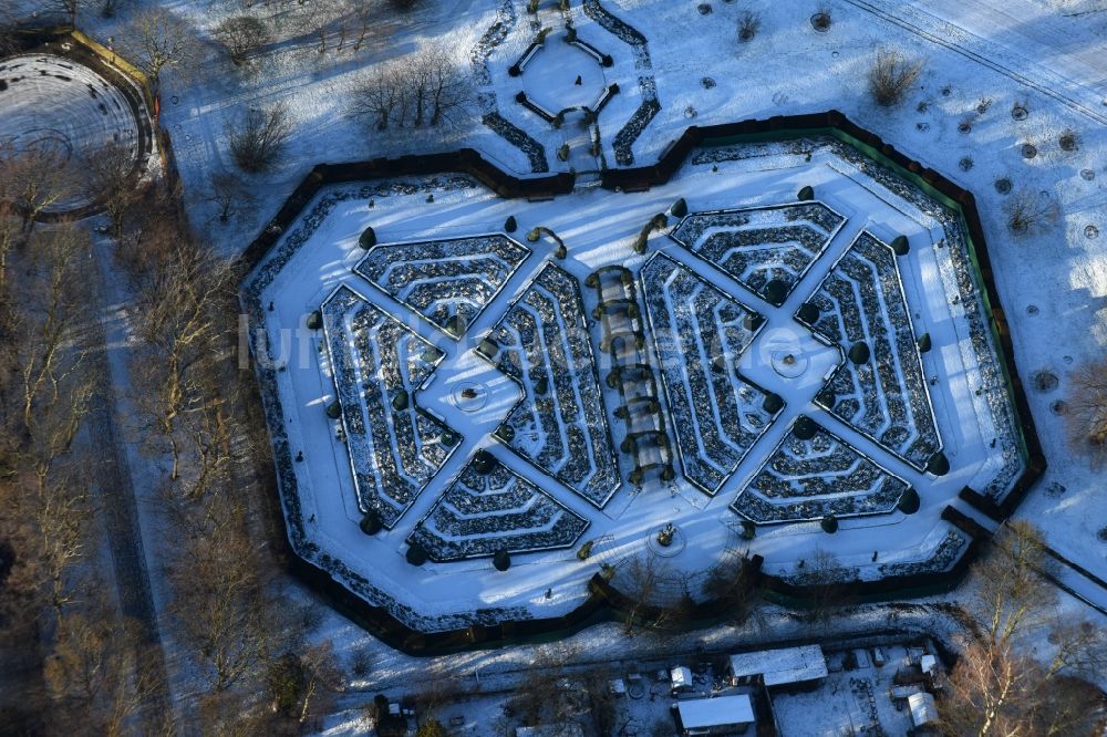 Berlin von oben - Winterlich schneebedeckte Labyrinth- Irrgarten- Parkanlage im Erholungspark Britzer Garten in Berlin