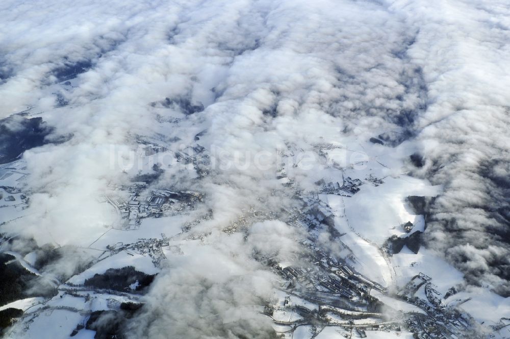 Markneukirchen aus der Vogelperspektive: Winterlich schneebedeckte Landschaft in Markneukirchen im Bundesland Sachsen
