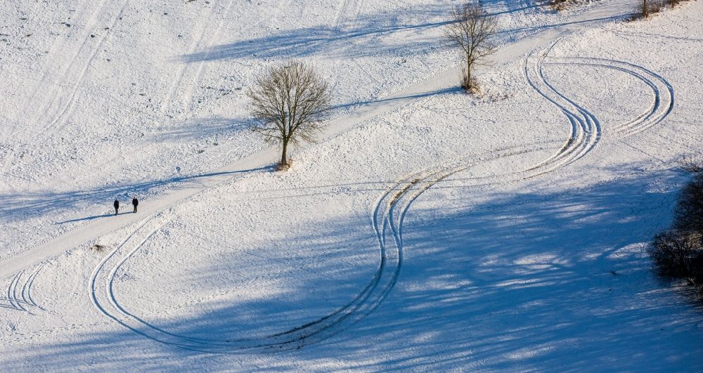 Arnsberg aus der Vogelperspektive: Winterlich schneebedeckte Landschaft mit Spaziergängern an einer Landstraße an einem Feldrand im Ortsteil Holzen in Arnsberg im Bundesland Nordrhein-Westfalen