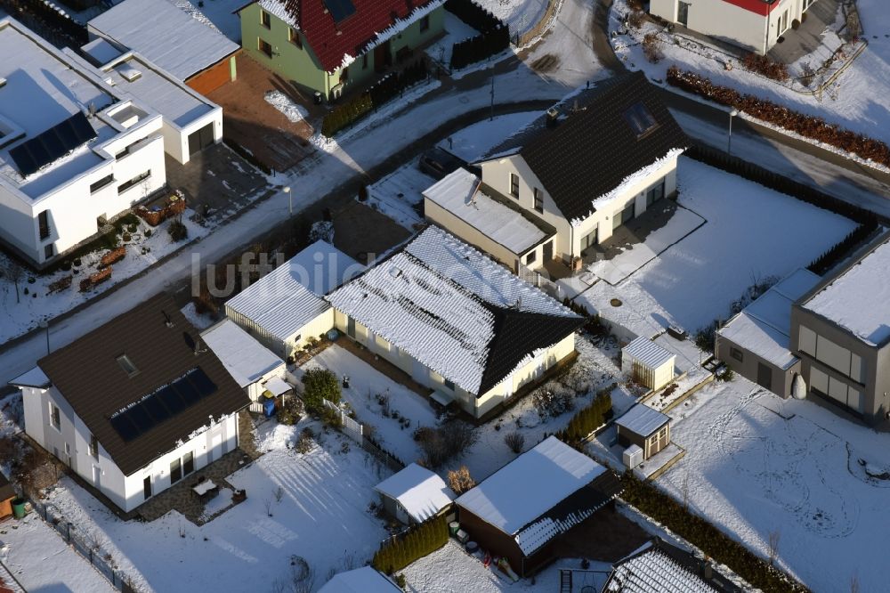 Luftaufnahme Magdeburg - Winterlich schneebedeckte Neubau- Einfamilienhaussiedlung Am Birnengarten im Ortsteil Ottersleben in Magdeburg im Bundesland Sachsen-Anhalt