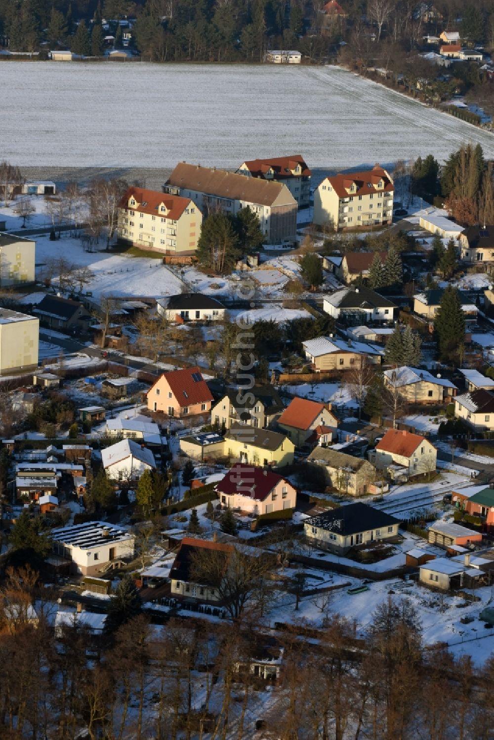 Beetzsee von oben - Winterlich schneebedeckte Ortsansicht in Beetzsee im Bundesland Brandenburg