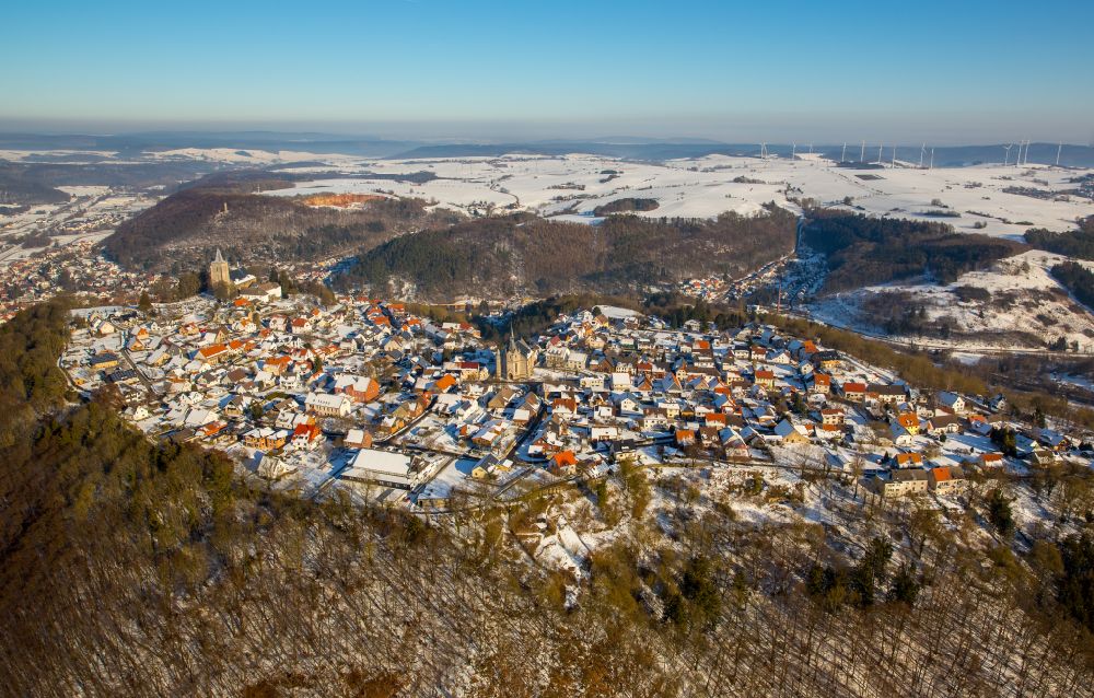 Luftaufnahme Obermarsberg - Winterlich schneebedeckte Ortsansicht in Obermarsberg im Bundesland Nordrhein-Westfalen