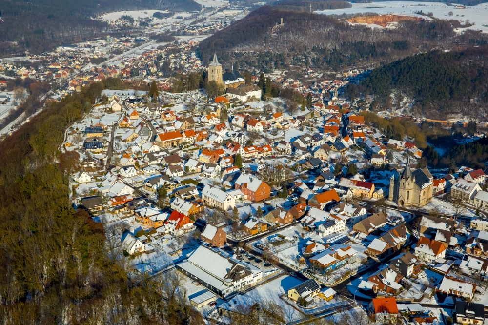 Obermarsberg von oben - Winterlich schneebedeckte Ortsansicht in Obermarsberg im Bundesland Nordrhein-Westfalen