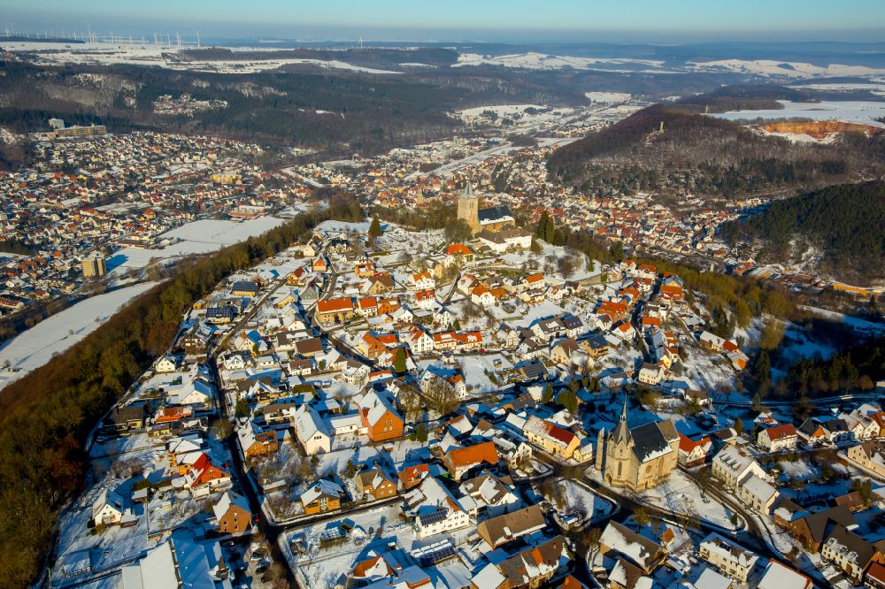 Obermarsberg aus der Vogelperspektive: Winterlich schneebedeckte Ortsansicht in Obermarsberg im Bundesland Nordrhein-Westfalen