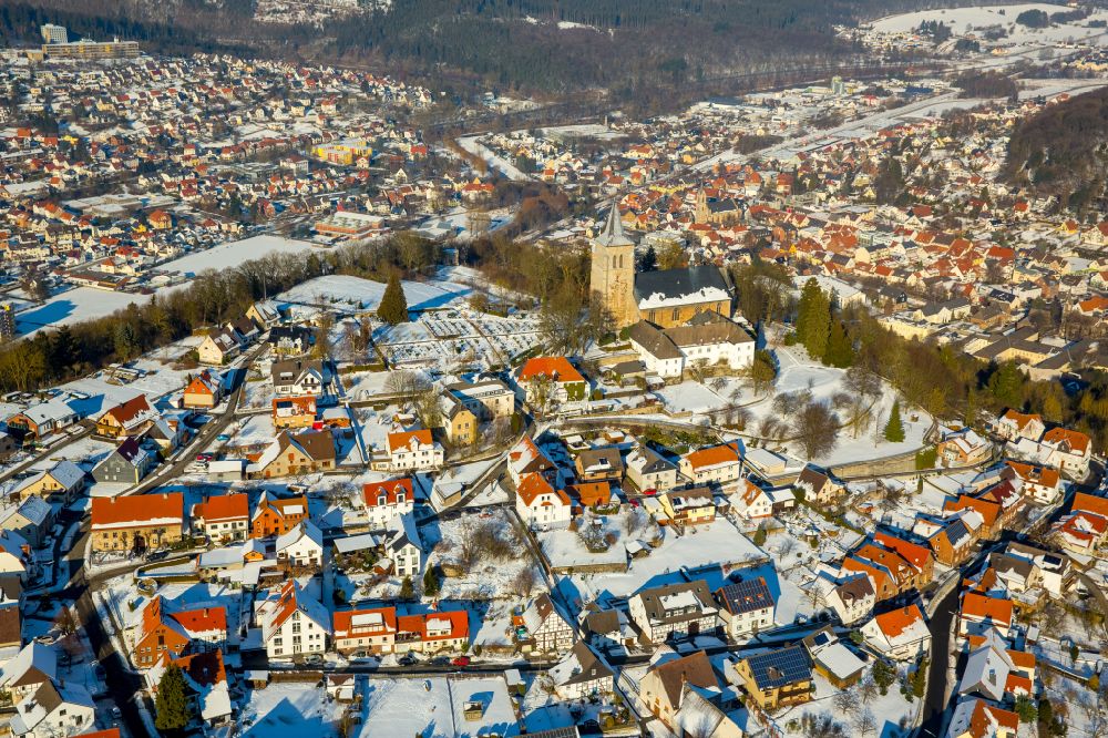Luftaufnahme Obermarsberg - Winterlich schneebedeckte Ortsansicht in Obermarsberg im Bundesland Nordrhein-Westfalen