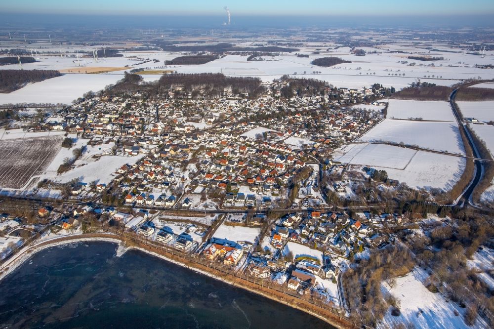 Luftaufnahme Möhnesee - Winterlich schneebedeckte Ortsansicht im Ortsteil Günne in Möhnesee im Bundesland Nordrhein-Westfalen