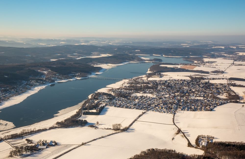 Luftbild Möhnesee - Winterlich schneebedeckte Ortsansicht im Ortsteil Körbecke am Möhnesee in Möhnesee im Bundesland Nordrhein-Westfalen