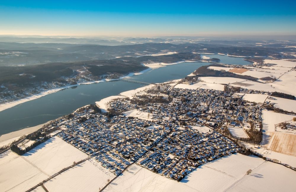Luftaufnahme Möhnesee - Winterlich schneebedeckte Ortsansicht im Ortsteil Körbecke am Möhnesee in Möhnesee im Bundesland Nordrhein-Westfalen
