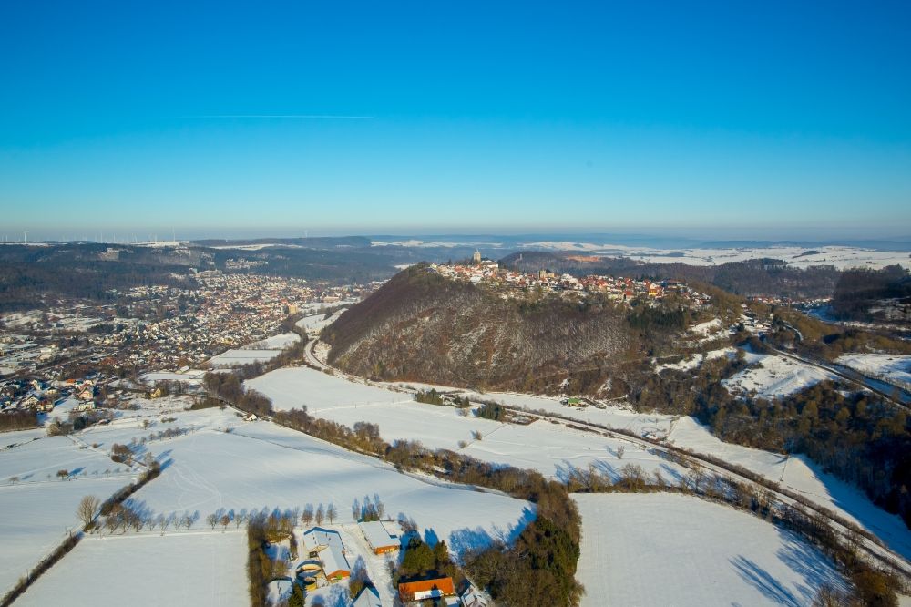 Luftaufnahme Marsberg - Winterlich schneebedeckte Ortsansicht im Ortsteil Obermarsberg in Marsberg im Bundesland Nordrhein-Westfalen