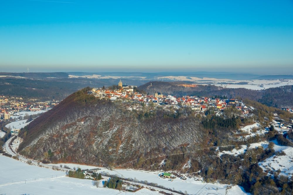 Marsberg aus der Vogelperspektive: Winterlich schneebedeckte Ortsansicht im Ortsteil Obermarsberg in Marsberg im Bundesland Nordrhein-Westfalen