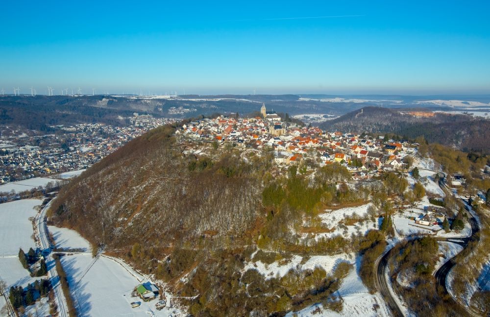Luftbild Marsberg - Winterlich schneebedeckte Ortsansicht im Ortsteil Obermarsberg in Marsberg im Bundesland Nordrhein-Westfalen