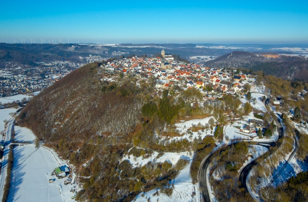 Luftaufnahme Marsberg - Winterlich schneebedeckte Ortsansicht im Ortsteil Obermarsberg in Marsberg im Bundesland Nordrhein-Westfalen