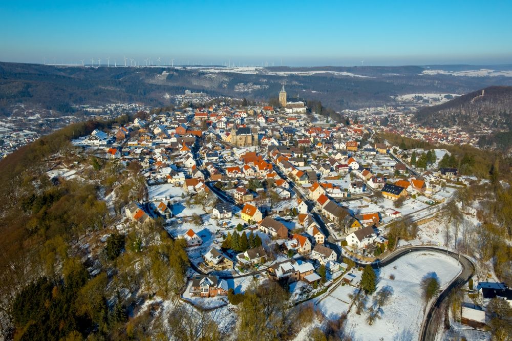Marsberg von oben - Winterlich schneebedeckte Ortsansicht im Ortsteil Obermarsberg in Marsberg im Bundesland Nordrhein-Westfalen