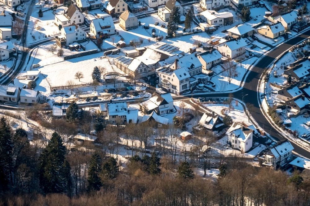 Arnsberg von oben - Winterlich schneebedeckte Ortsansicht im Ortsteil Rumbeck in Arnsberg im Bundesland Nordrhein-Westfalen