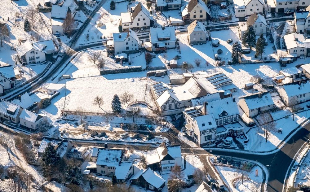 Arnsberg aus der Vogelperspektive: Winterlich schneebedeckte Ortsansicht im Ortsteil Rumbeck in Arnsberg im Bundesland Nordrhein-Westfalen
