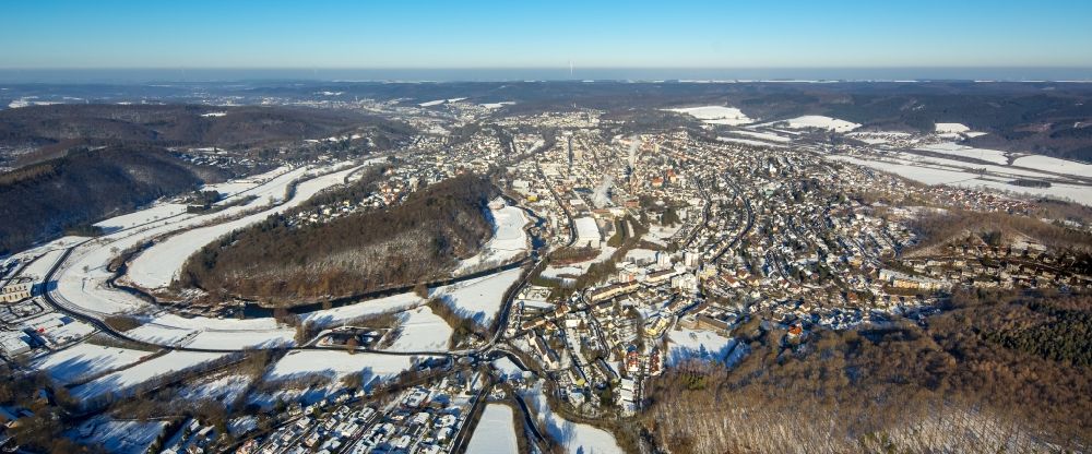 Luftaufnahme Arnsberg - Winterlich schneebedeckte Ortsansicht im Ortsteil Wennigloh in Arnsberg im Bundesland Nordrhein-Westfalen